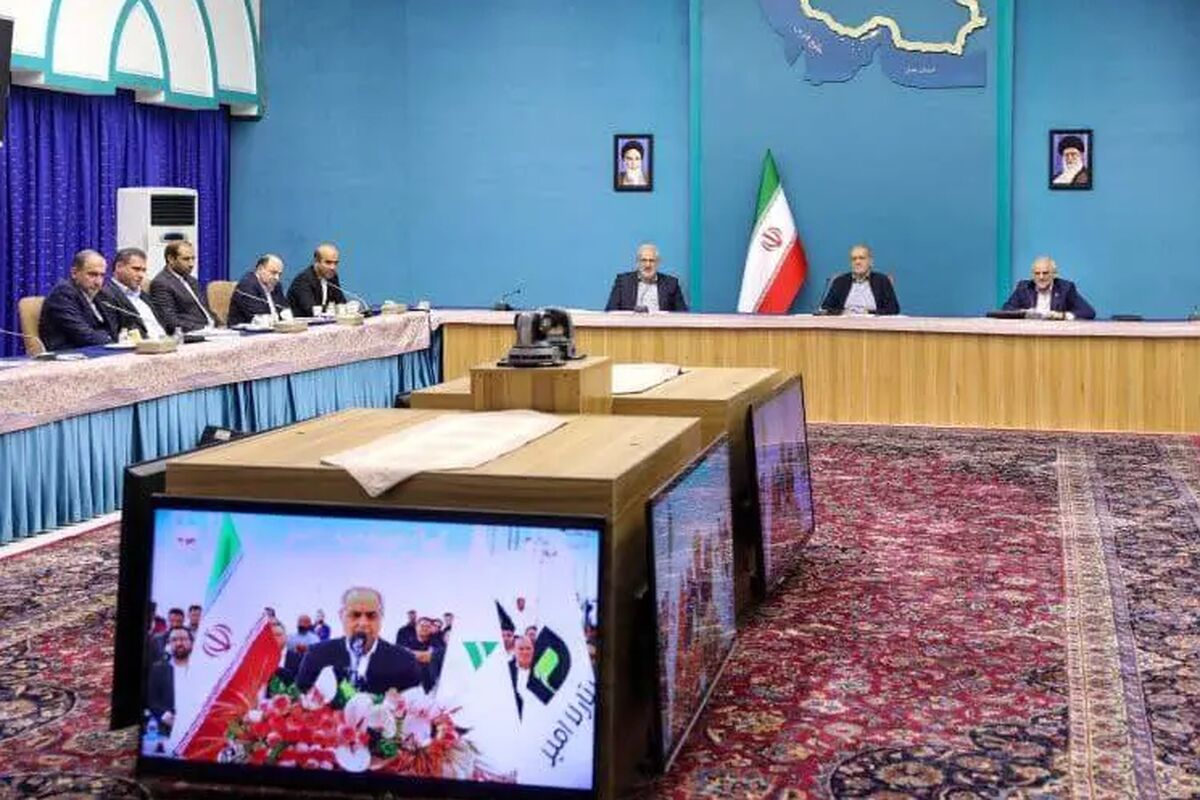 پزشکیان: سرعت ساخت نیروگاه‌های خورشیدی افزایش یابد