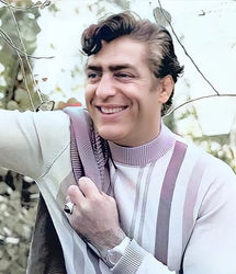  «محمدعلی فردین» در 67 سالگی در سالن کشتی؛ سال 1376