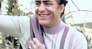 «فردین» در حال حساب و کتاب در مغازه فرش فروشی‌اش