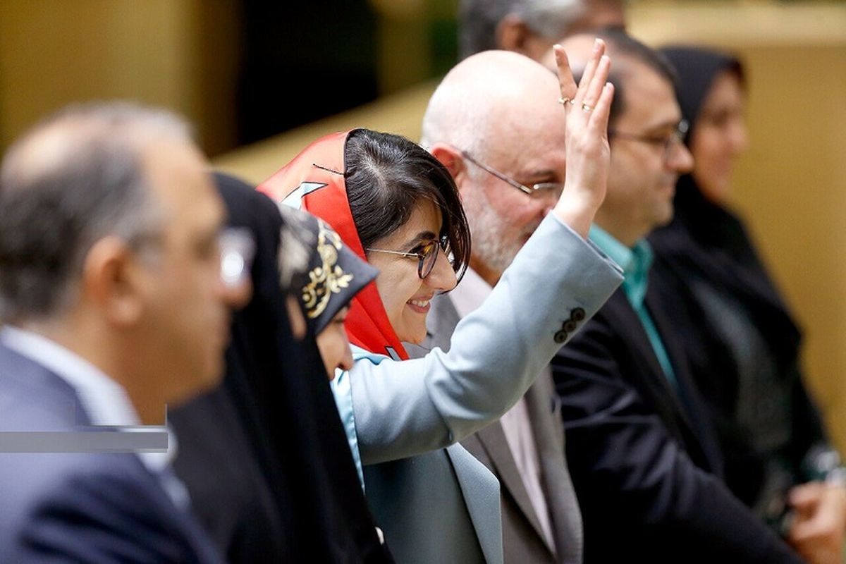 شادی عجیب برخی نمایندگان مجلس از حضور زنان کم حجاب در مجلس + عکس