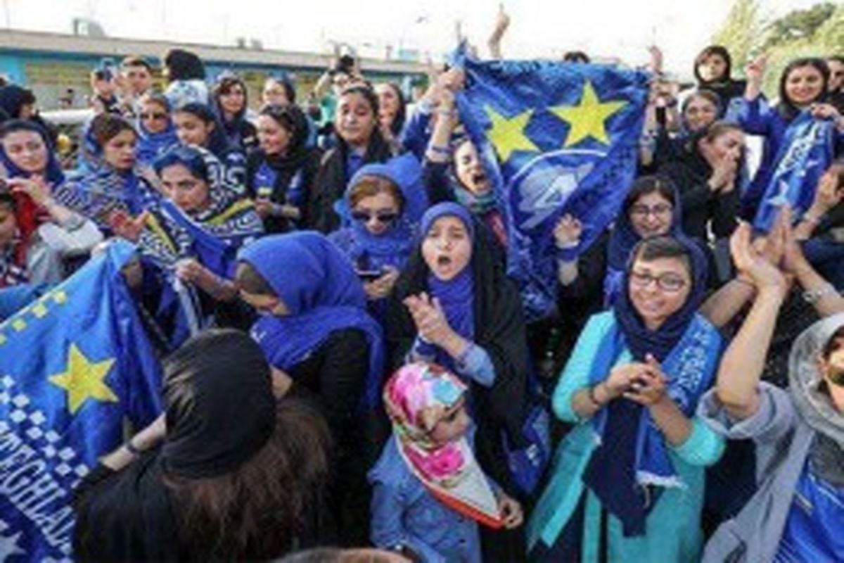 بانوان استقلالی در سومین سالگرد «دختر آبی» به ورزشگاه رسیدند