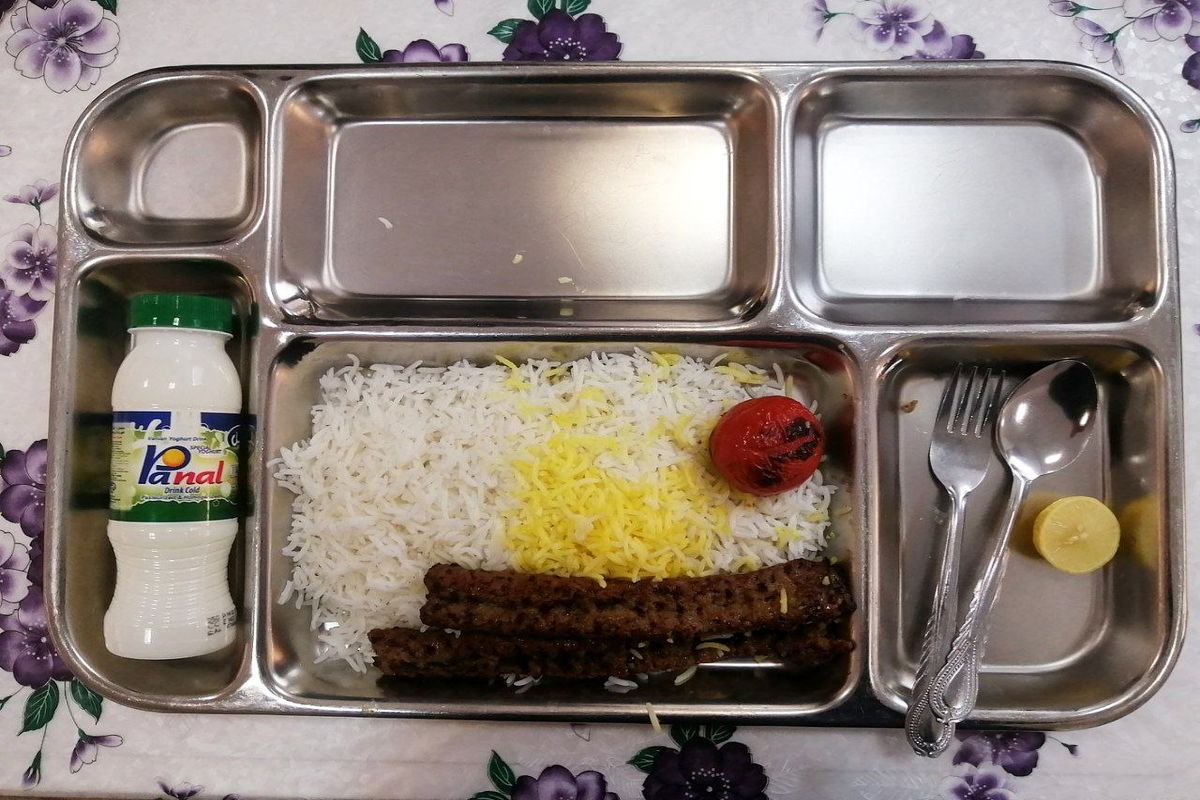 وجود چندین «کرم» در غذای سلف دانشگاه علوم پزشکی!