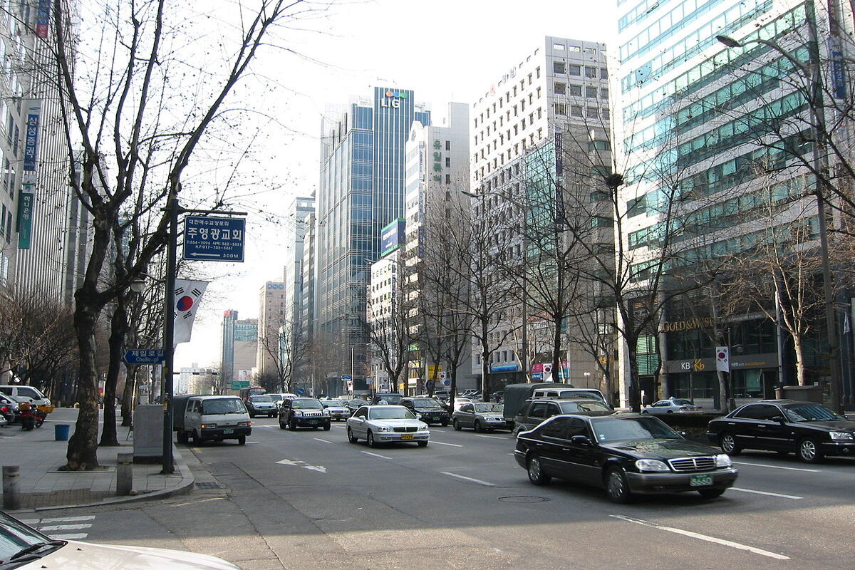 تصویر جالب پلیس‌زن با کلاه در خیابان های تهران!