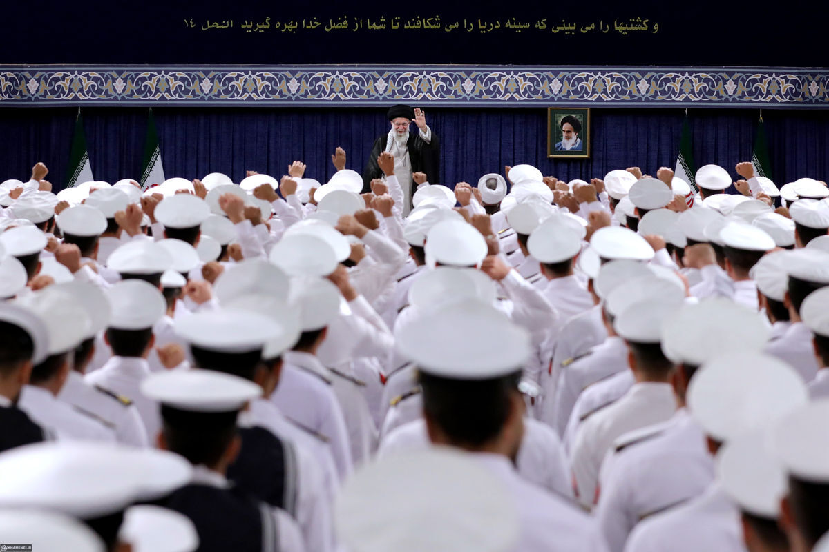 دیدار رهبر انقلاب با ناوگروه نیروی دریایی ارتش/ عکس متفاوت از رهبر انقلاب

