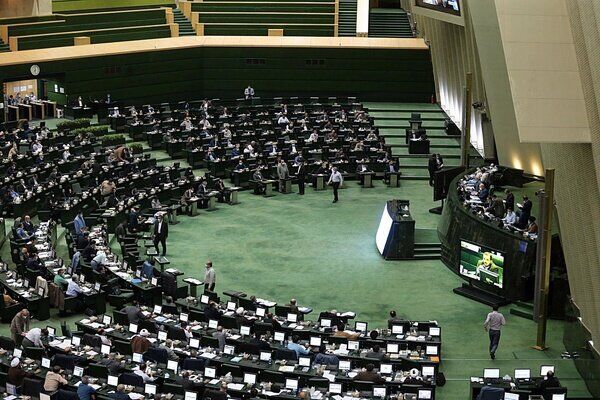 نماینده مجلس: به ما ماشین چینی دادند که به درد خود چینی ها می خورد/ انگار لکسوس دادند