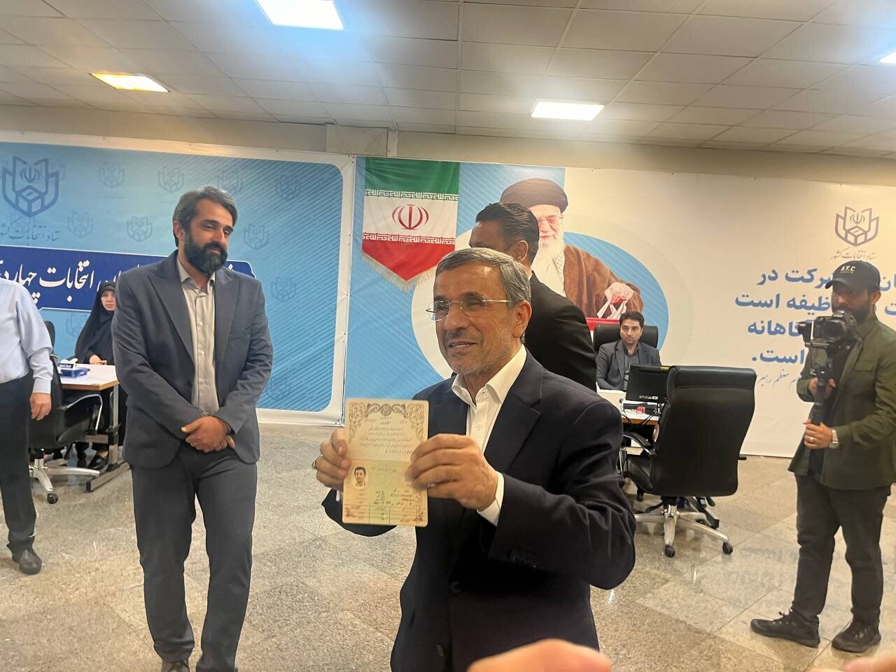  فیلمی  پربازدید از شوخی عجیب محمود احمدی‌نژاد با خبرنگاران حین نشان داد شناسنامه