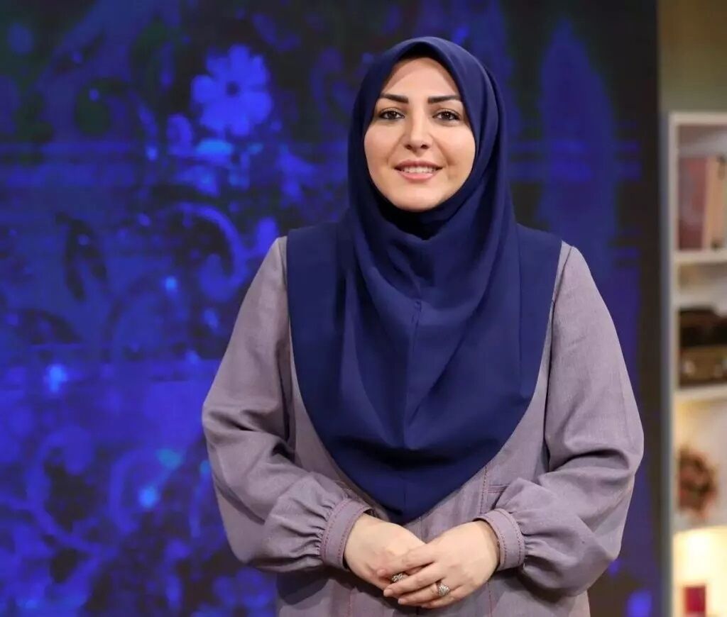 ژست خندان المیرا شریفی‌مقدم در کنار یک شتر