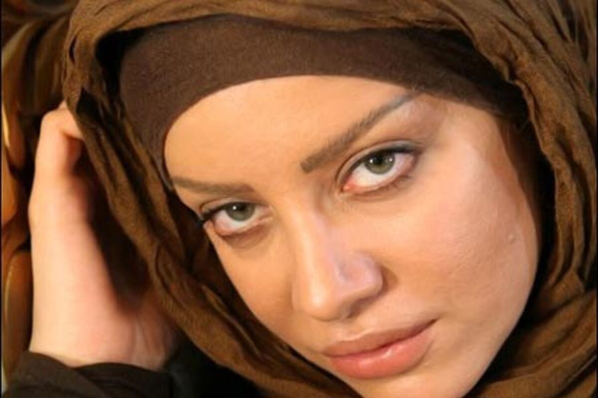 نماز خواندن و گریه‌های بی‌امانِ شراره رخام در خاکسپاری امید جهان