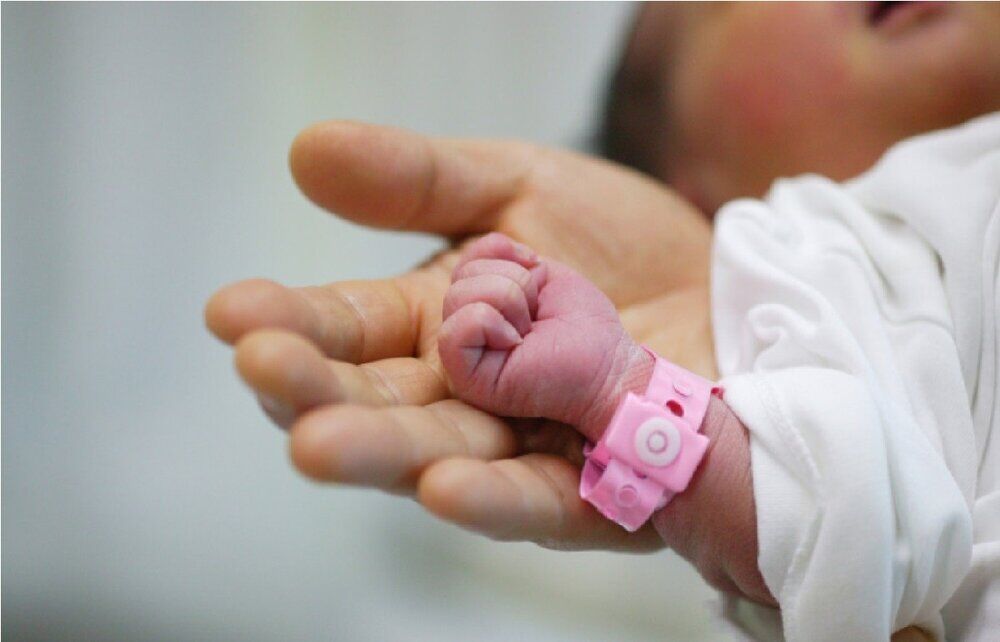 این نوزاد زیبا جابه جا شده است / مرا به خانواده ام برسانید ... +عکس