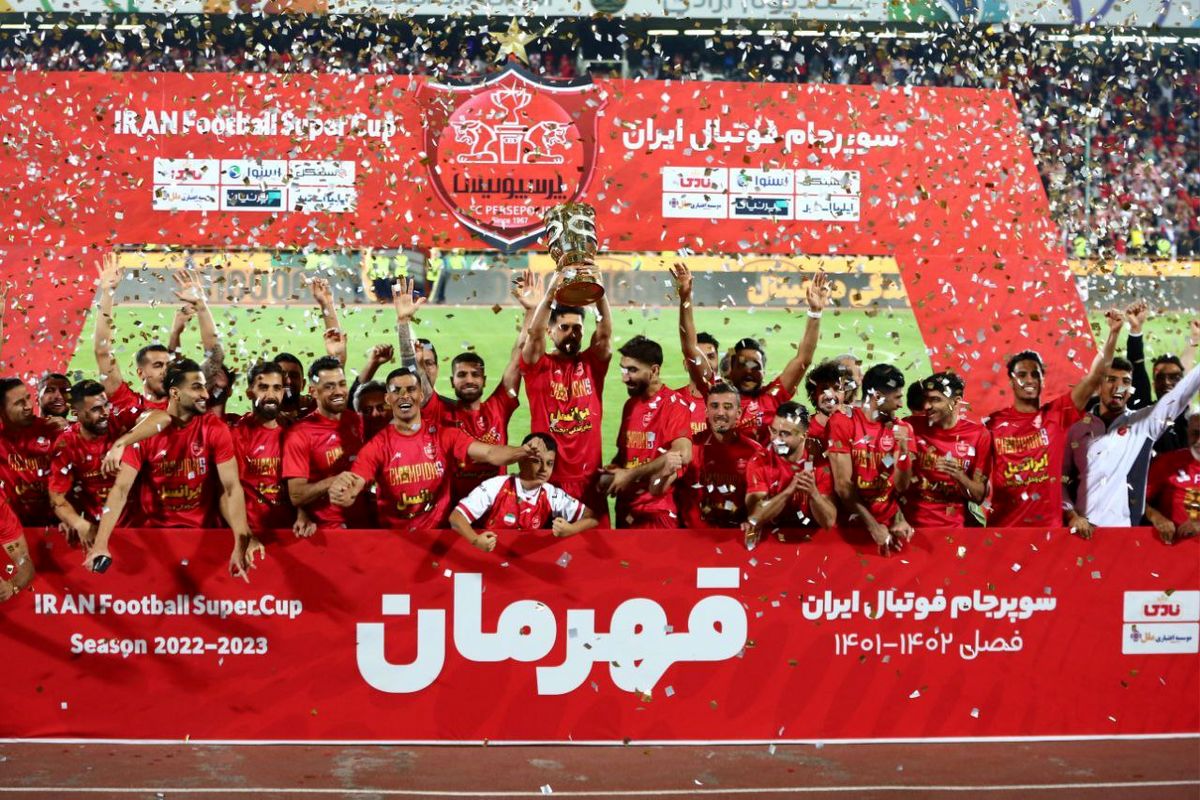 جشن قهرمانی پرسپولیس پشت به تماشاگران!