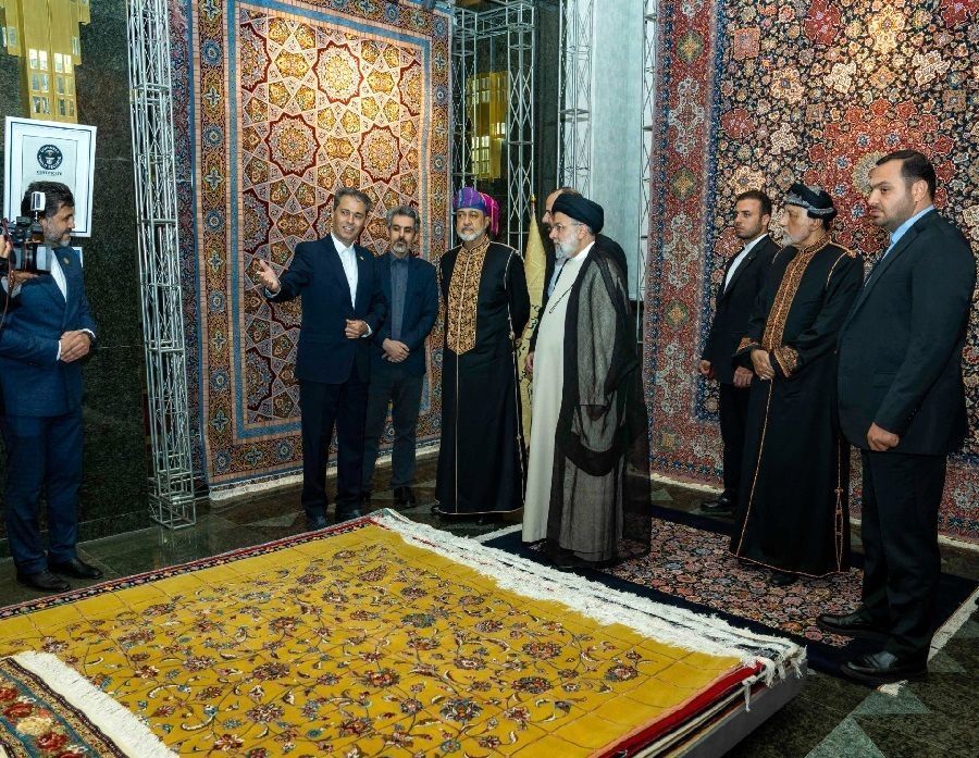 لباس ویژه سلطان عمان در ضیافت شام رئیسی/ معنای عمامه سفید و بنفش او چیست؟ + عکس