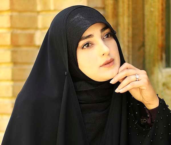سلفی عاشقانه دو مجری تلویزیون در آسانسور/ عکس