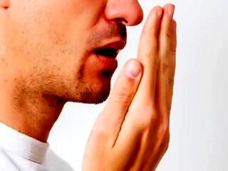 علت مهم بوی بد دهان/چه زمانی باید به پزشک مراجعه کرد؟