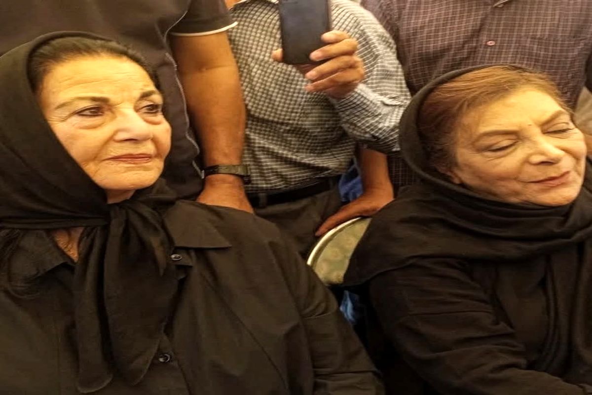 تصاویری تلخ از حضور چهره‌ها در مراسم خاکسپاری همایون