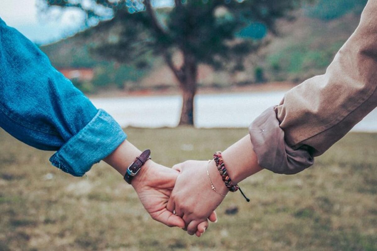 عشق خطرناک دختر ۱۳‌ساله و پسر ۱۵‌ساله!/دخترم را گول زده اند و در یک مسافرخانه آزارش دادند