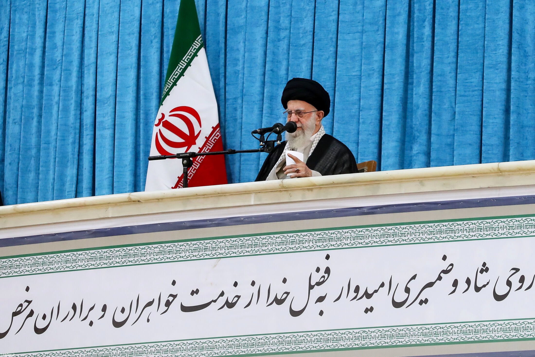 تصویری از هدیه رهبر انقلاب اسلامی به اعضای دولت سیزدهم