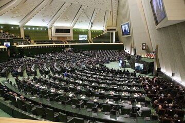  تصویری ازهمنشینی فرزندان رئیس جمهور در کنار خانواده قالیباف در مراسم تحلیف