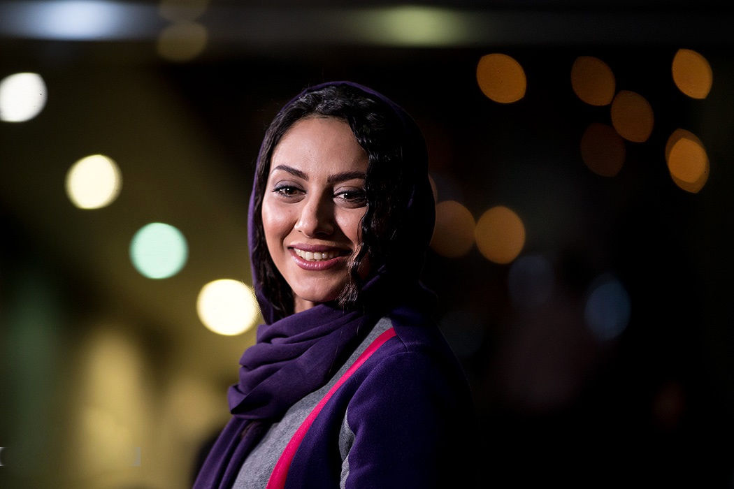 ژست هنری مونا فرجاد با استایل پاییزی و گوشواره خاص