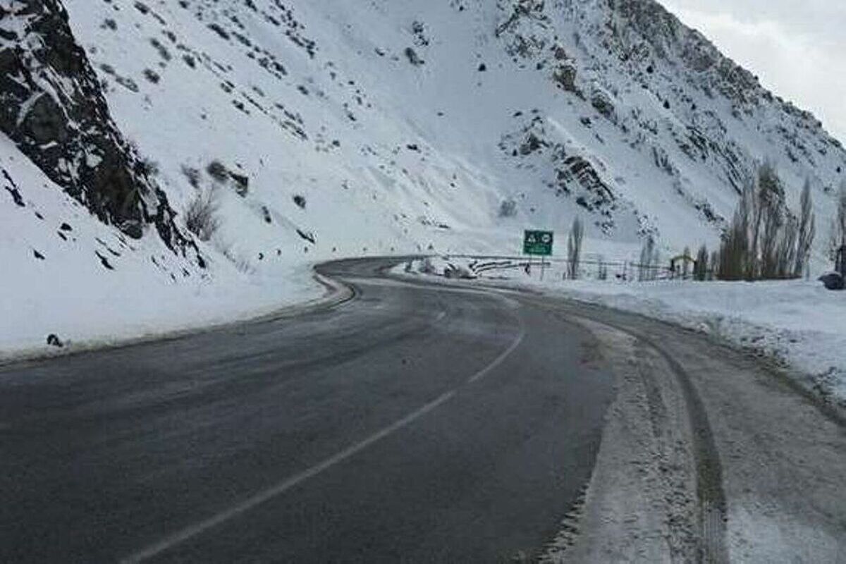 غیب شدن جاده‌های ۱۰ استان زیر برف 
