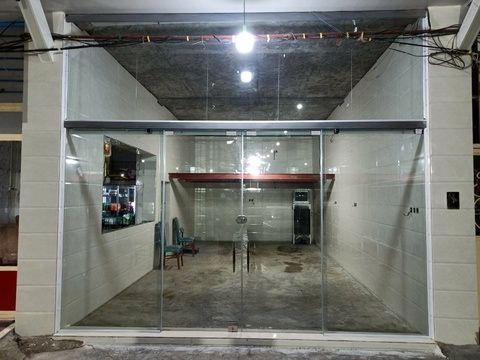 دست نوشته زیبا و احساسی یک مغازه دار روی شیشه/ عکس