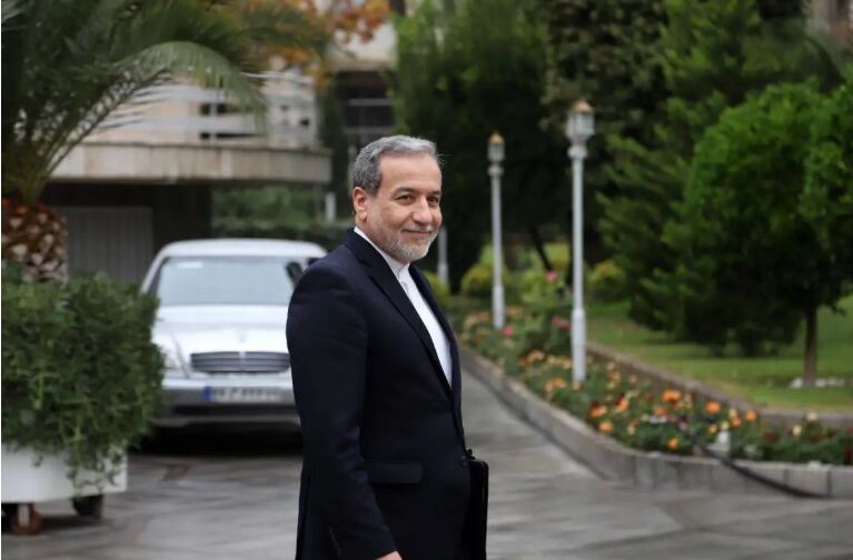عراقچی راهی پاریس شد