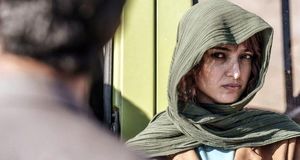 استایل خانم بازیگرِ «علت مرگ: نامعلوم» سوژه عکاسان شد