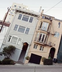 تمام خانه‌های این شهر معروف، کاملا کج ساخته می‌شود