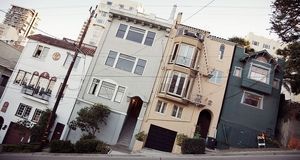 تمام خانه‌های این شهر معروف، کاملا کج ساخته می‌شود