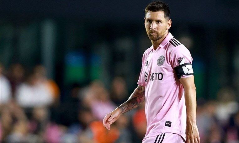 حرکت جنون آمیز لیونل مسی در برابر داور بازی + فیلم