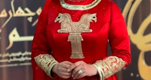 لباس متفاوت و خاص همسر امید معلم در جشن حافظ