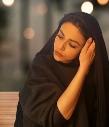  پرتره سیاه و سفید سوگل خلیق با نگاه غمگین و مو‌های فرفری