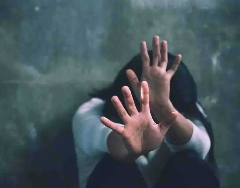 نخبه اقتصادی از دختر جوان فیلم و عکس مستهجن گرفت /بعد از تعرض طلاهایم را برد