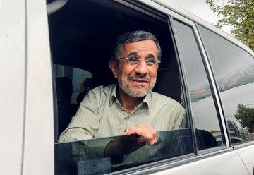 متفاوت‌ترین و جالب ترین عکس احمدی‌نژاد در وزارت کشور که سوژه خبرنگاران شد!/ تصویر

