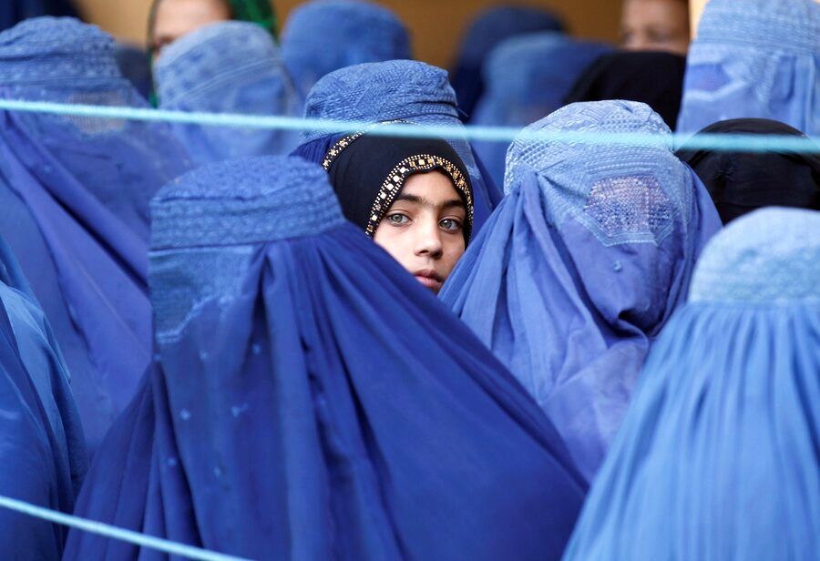 راهکار عجیب طالبان برای جایگزینی کارمندان زن
