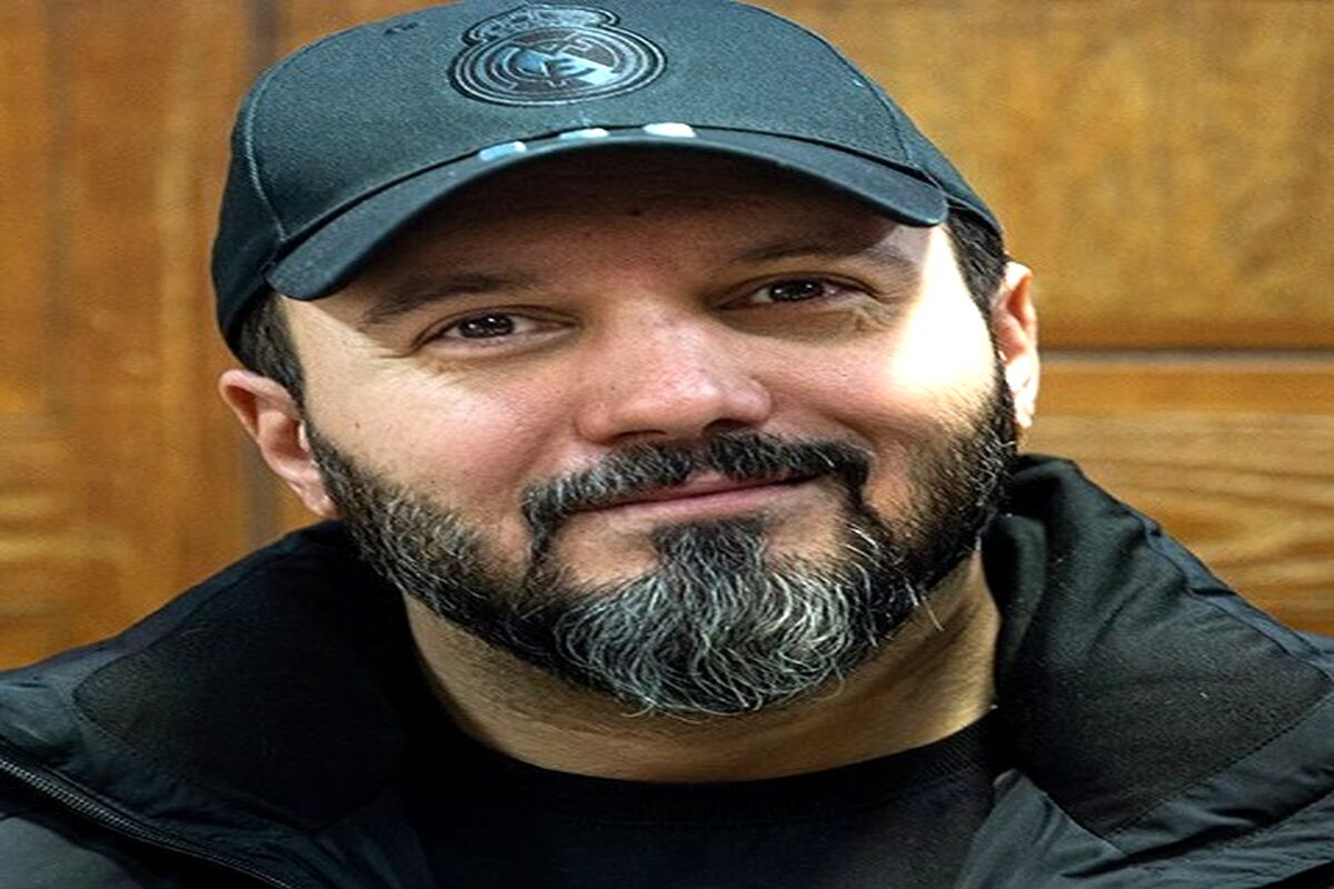 کامبیز دیرباز و مجید واشقانی با چهره بهت زده در مراسم خاکسپاری امیدجهان/ تصویر
