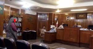 دختر قداره‌کش با چاقو‌های دور کمرش به کلانتری رفت و از جسد داخل خانه‌اش خبر داد