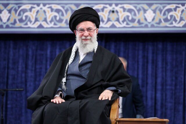 دیدار رهبر انقلاب با پیکر پدر شهیدش