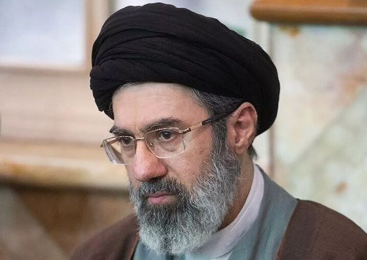  تصویری از کفش‌های اسپرت و ساده پسر رهبر انقلاب در یک مراسم جلب‌ توجه کرد