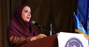 سارا روستاپور، مجری تلویزیون در کنار برج ایفل