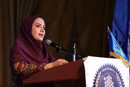 سارا روستاپور، مجری تلویزیون در کنار برج ایفل