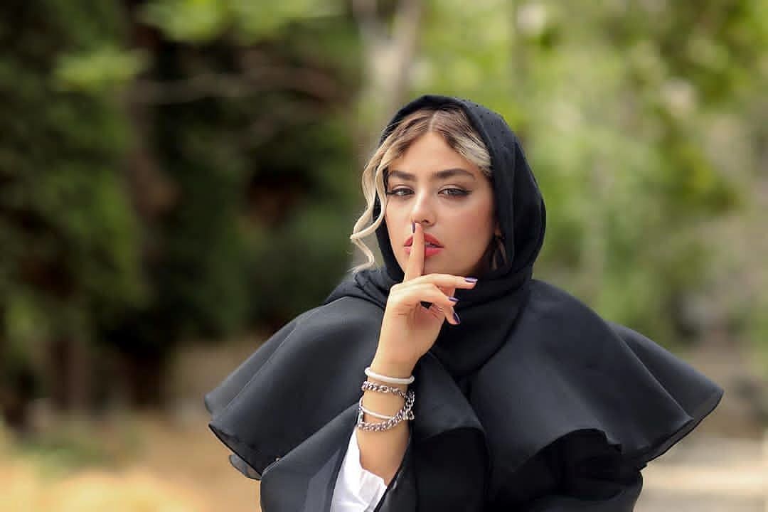 تتوی بی‌ادبانه ریحانه پارسا روی دستش!+ عکس