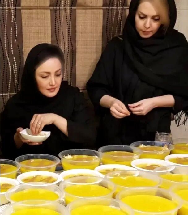 تصاویر جالبی از  بازیگران و هنرمندان در حال نذری دادن + ببینید 