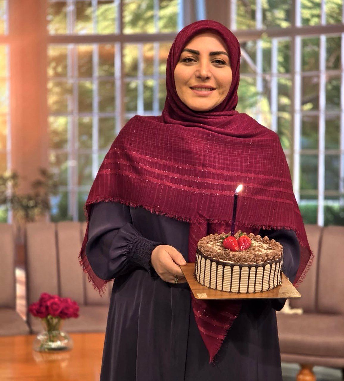 تیپ مجلسی المیرا شریفی‌مقدم در یک ویژه برنامه