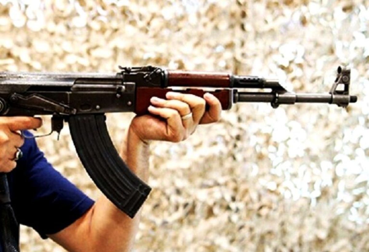 پدر جوان کودک خردسالش را گلوله باران کرد