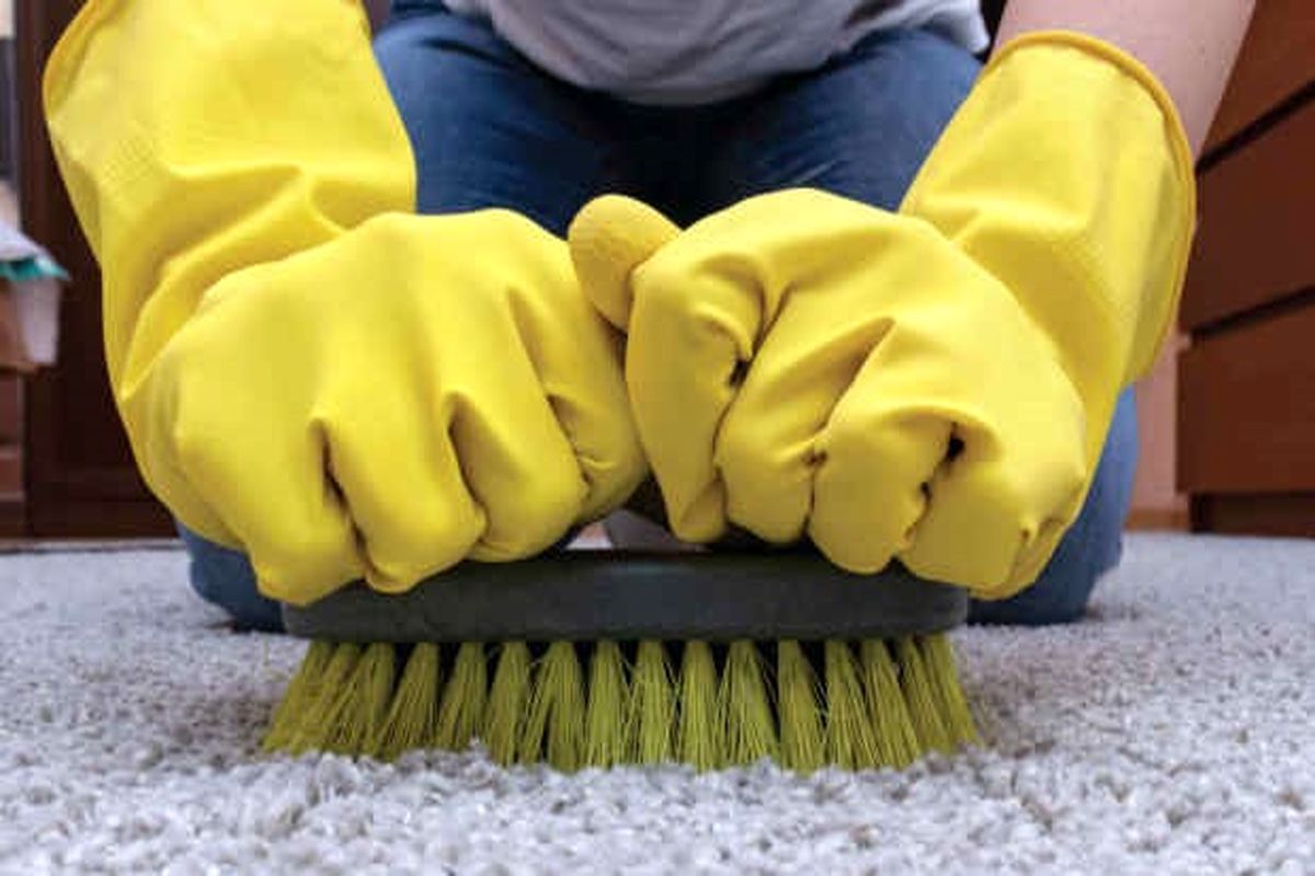 2 روش برای پاک کردن لکه شکلات سفید خشک شده روی فرش