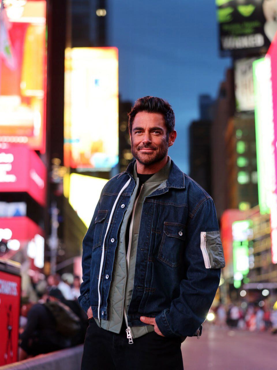 رضا گلزار بااستایل مینیمال در میدان تایمز نیویورک/ تصاویر