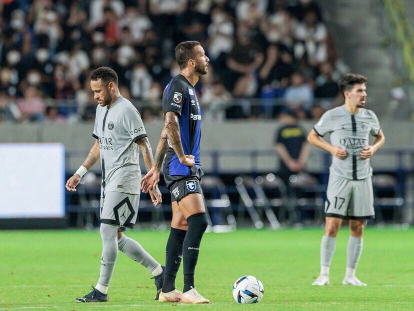 مسی و نیمار ستاره پرسپولیس را محاصره کردند!