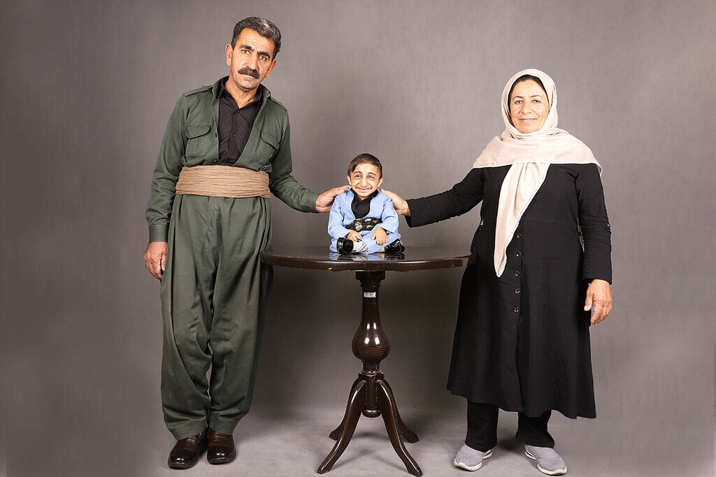 مرد ۶/۵ کیلویی ایران ؛ حرف‌های خاص جوان ۶۴ سانتی‌متری | کوتاه‌ترین مرد جهانم اما ...