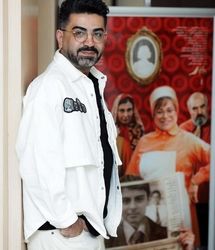  تیپ عجیب فرزاد حسنی در یک مراسم با لباس تینیجری