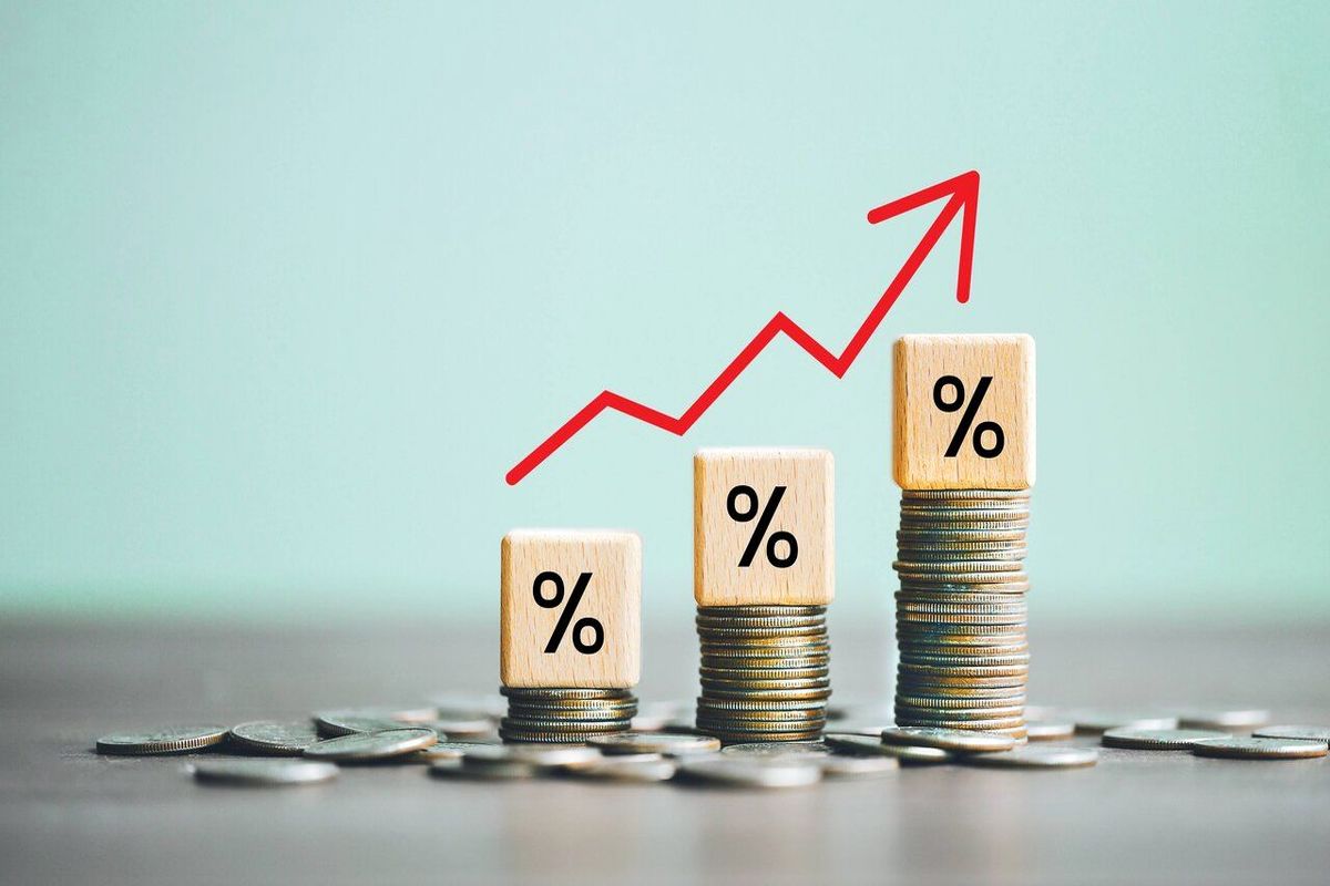 دو راهی سخت برای دولت : افزایش حقوق یا مهار تورم؟